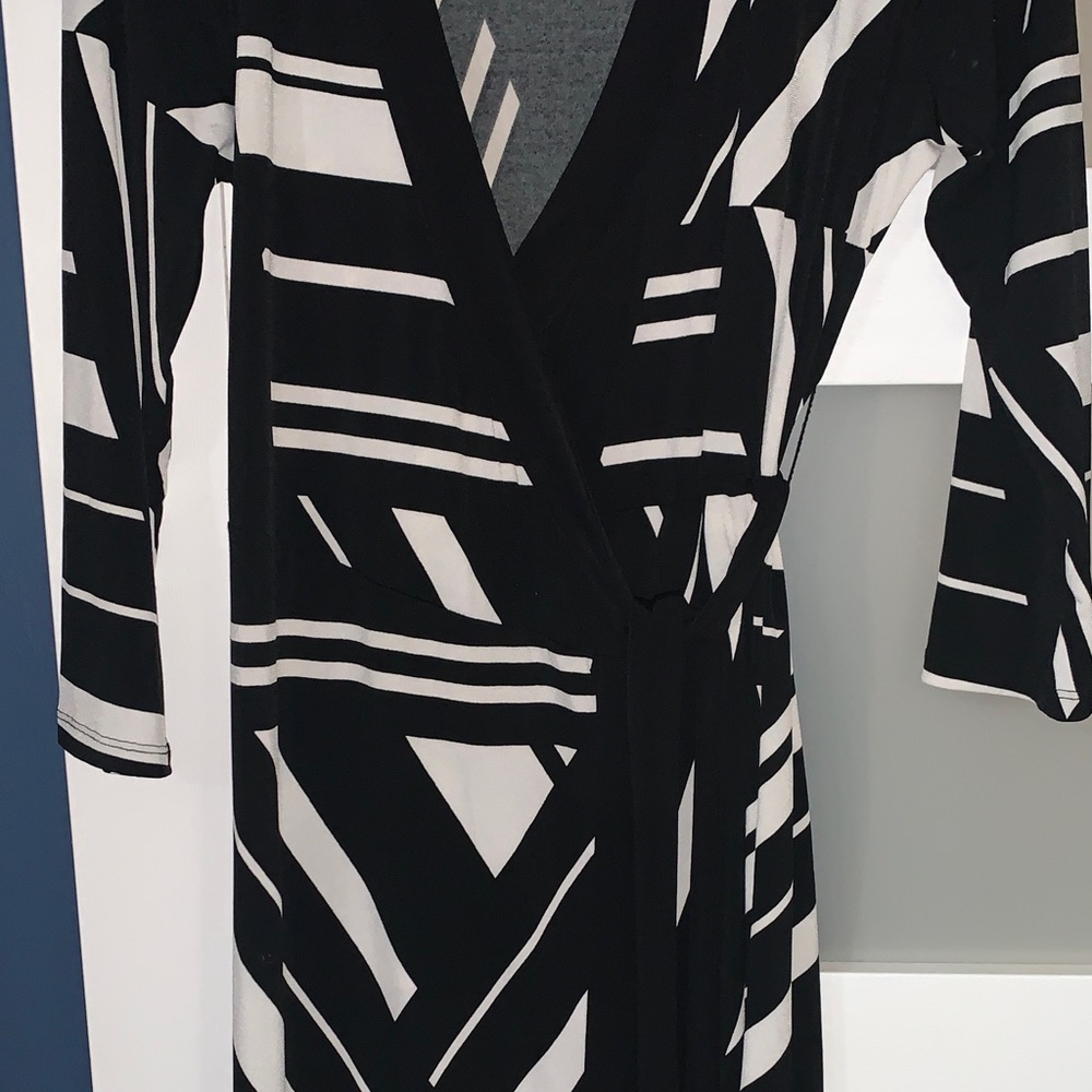 Jaclyn Smith Black and White Geometric Long Sleeve Dress - Picture 3 of 6